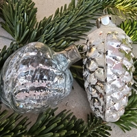 naturtro-sølv-kogle-glas-tværstribet-mønster-glasjulehjerte-gammel-juletræspynt